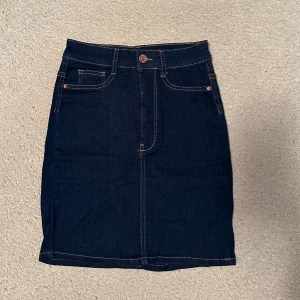 Jeans kjol  - Jeans kjol i mörkblå denim. Storlek XS. Använt fåtal gånger. I bra skick! 