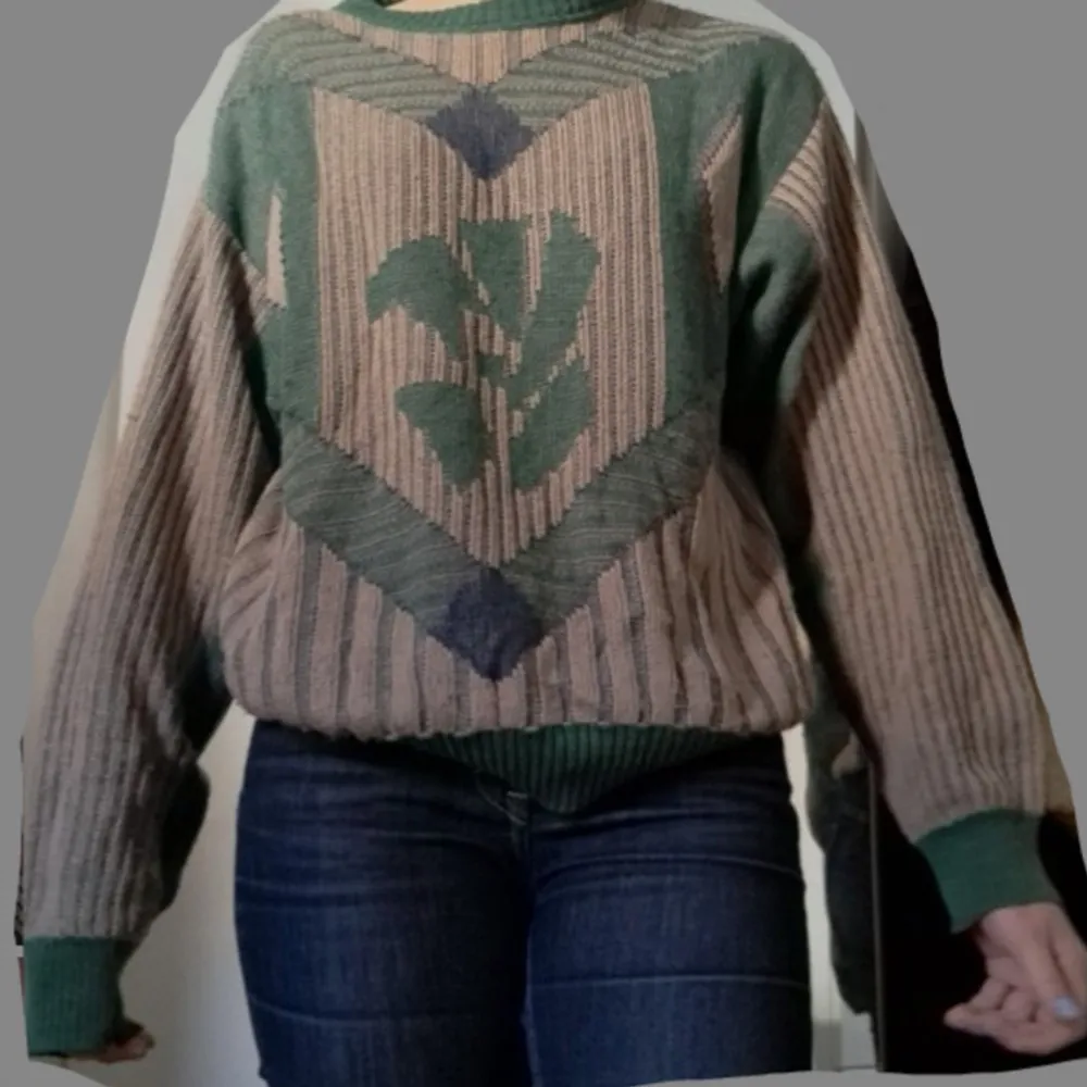 Grön/brun ish stickad tröja, relatift tunn, lite sliten men inga hål, finns inga lappar i tröjan,Säljer så jag inte längre använder den. Stickat.