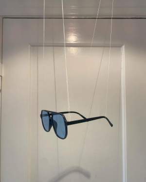 Sommarens grischigaste solglasögon i modellen BLACK CLASSIC från vår kollektion III🍾. Fås även med ett exklusivt case med putsduk och en skyddspåse så du kan ha med dig glasögonen i fickan🎸🎸