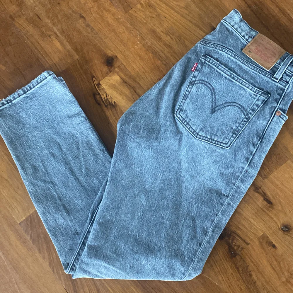 Levis jeans 501 w30L30 ljusgrå . Mycket bra skick. Jeans & Byxor.