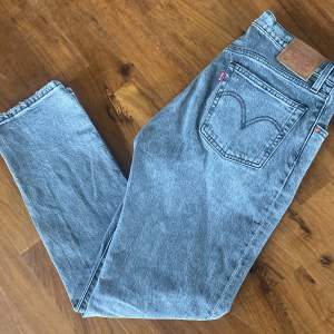 Levis jeans 501 w30L30 ljusgrå . Mycket bra skick