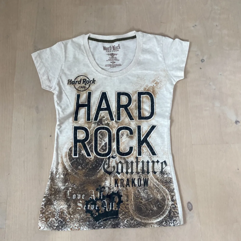 Hard rock tshirt i strl xs. Inköpt i Krakow för 500 kr. Använd några ggr men inga defekter eller fläckar finns. Säljer pga av att den är för liten för mig. Hör av er om fler frågor. T-shirts.