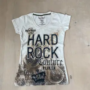 Hard rock tshirt i strl xs. Inköpt i Krakow för 500 kr. Använd några ggr men inga defekter eller fläckar finns. Säljer pga av att den är för liten för mig. Hör av er om fler frågor