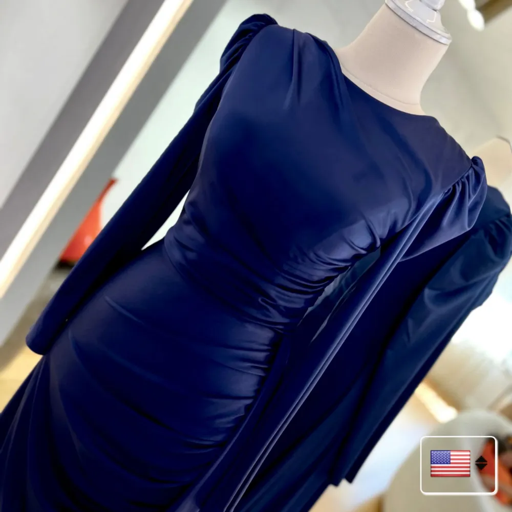 Marinblå klänning i storlek 36, väldigt fin och elegant. Stretchig, så den kan även passa 38. Bilderna är tagna från klänningens hemsida Modazehrada, skriv för egna bilder💙 . Klänningar.