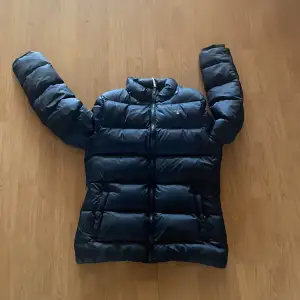 En gant jacka ser ut som ny inga fel på storlek 170
