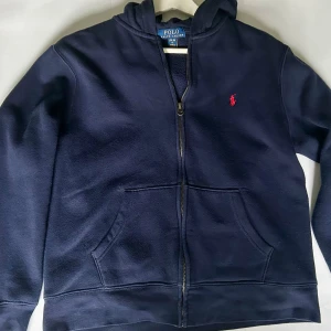 Ralph louren zip hoodie - Fin Ralph louren hoodie original asså äkta, köpt för 1,195kr. snygg till sommaren och Fint skick enligt bilder/ inga fläckar på tröjan. 