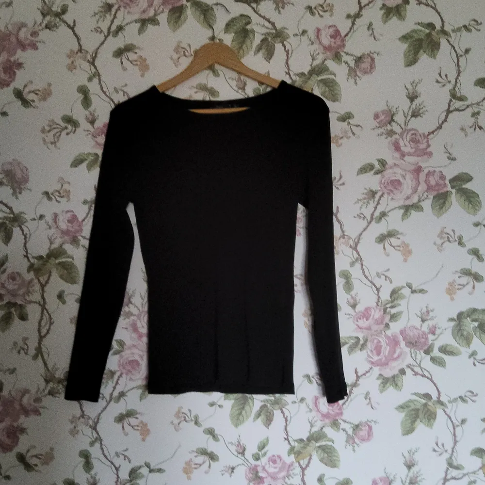 Tajt svart tröja från kapphal i storlek M nästan helt oanvänd och säljer då den inte kommer till användning💗. Toppar.