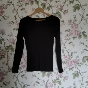 Tajt svart tröja från kapphal i storlek M nästan helt oanvänd och säljer då den inte kommer till användning💗