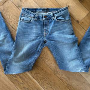 Nudie Jeans med slitningar vilket knappast går att få tag på, kan gå ner vid snabb affär! Storleken är 29/32, passar även 30/32. Köpta på Nudie butiken i Göteborg för 1600kr, 10/10 skick inga defekter. Finns fler jeans på min profil!