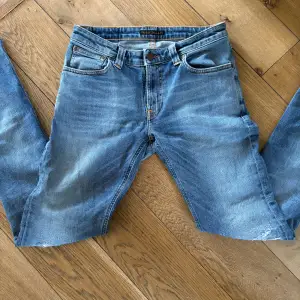 Nudie Jeans med slitningar vilket knappast går att få tag, kan gå ner vid snabb affär! Storleken är 29/32, passar även 30/32. Köpta på Nudie butiken i Göteborg för 1600kr, 10/10 skick inga defekter. Finns fler jeans på min profil!