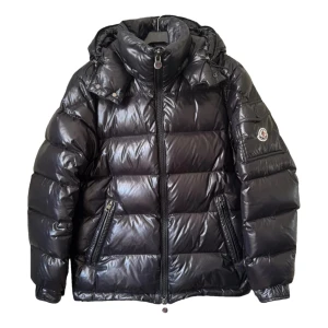 Moncler maya - STORLEK 1 moncler Maya, inga defekter förutom att serie lappen inuti lossnat lite, men den är inte påväg att åka av så att säga. Köpt av en tidigare känd reseller i en av Sveriges största Facebook grupper.   Kvitto och tags följer med! 