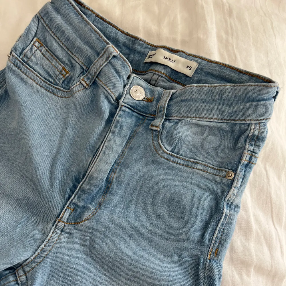 Säljer nu dessa jeans från Gina tricot, dem är i bra skick och inga skavanker. Skriv för fler bilder eller om du har några frågor. Köparen står för frakten😭. Jeans & Byxor.