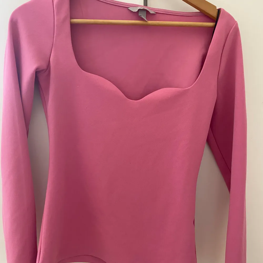 En fin rosa långärmad tröja från H&M. Säljer för den va stor. Blusar.