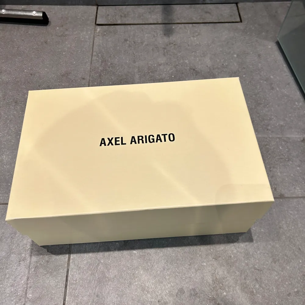 Säljer mina Axel arigato skor då ja köpt nya skor Pris 1400kr - ny pris 2500kr Inköpta i september förra året så väldigt bra skick!🤩. Skor.