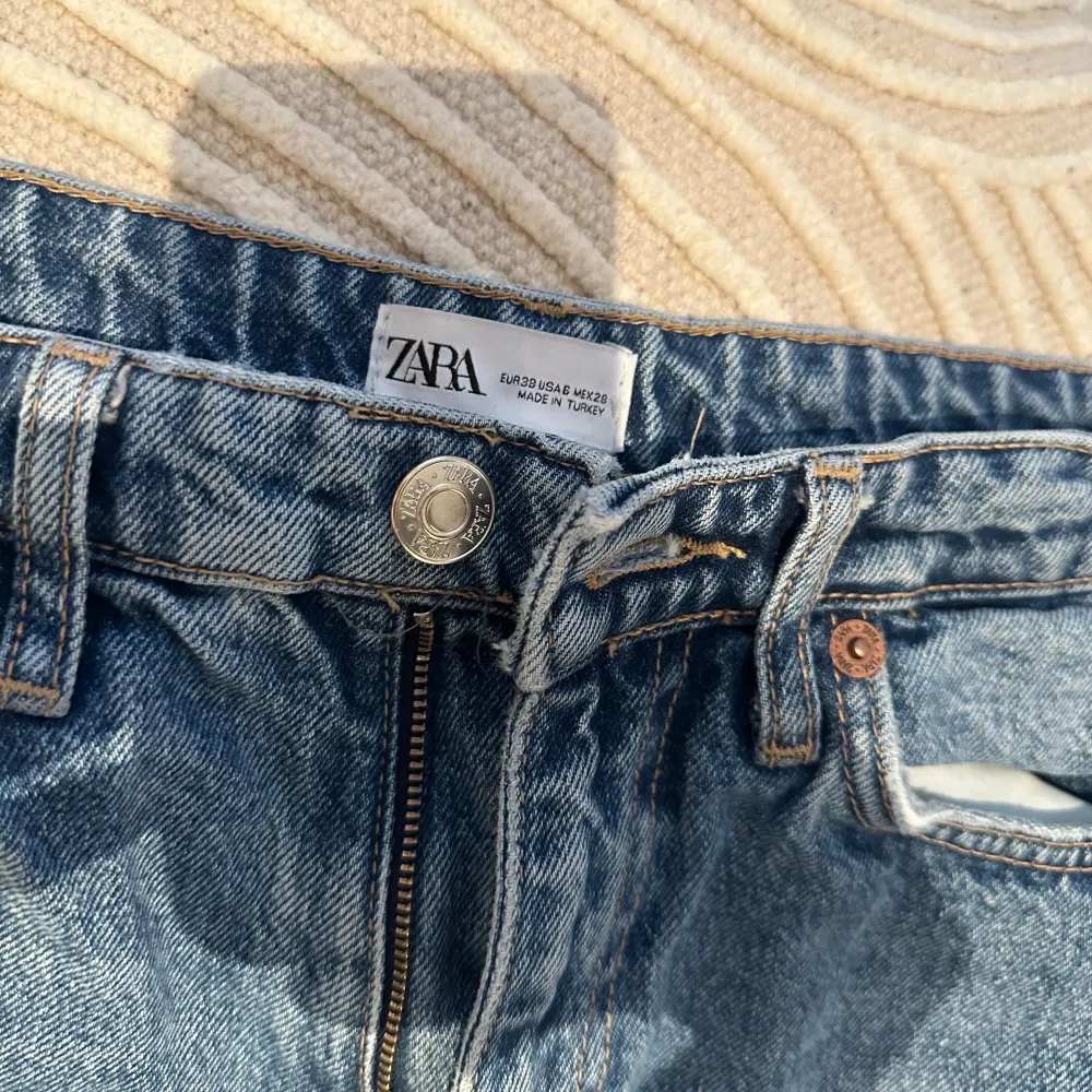 Superfina Mom-jeans i strl 38 från Zara (liten i storleken). Tyvärr för små. Jeans & Byxor.