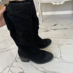 Boots - Svarta mocka boots från zalando. Bootsen är använda men inte trasiga eller något sånt, endast smutsiga som går o tvätta bort❤️storlek 40 passar mig som är 39-40