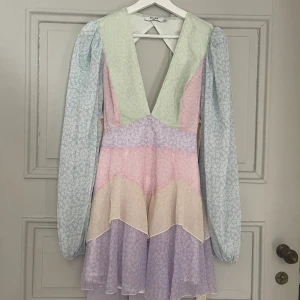 Lojsanwalling klänning - Säljer denna fina klänning från lojsan wallin kollektion. Har aldrig använt den❤️