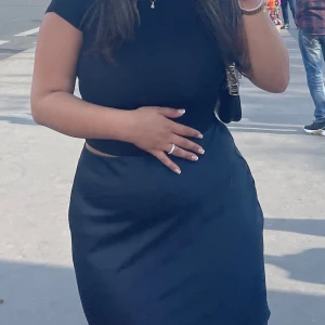 Silkes kjol - Svart sommar högmidjad silkes kjol från Bikbok. Underbart material och superfin. Har använt den ca. 2 gånger. Anledning att jag säljer den är för den har blivit för stor på mig iomed en drastisk viktnedgång. Storlek L. 