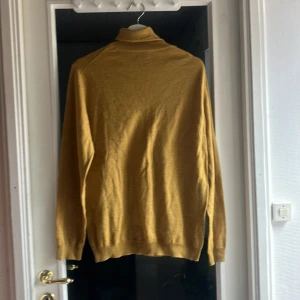 Gul polotröja - Senapsgul turtelneck. Storleken är uppskattad och den har ett litet under kragen.  