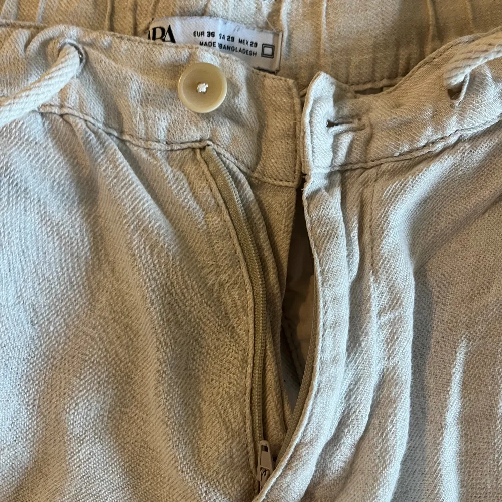 Fina linne byxor från Zara|Bara testade|Skick:som ny|Perfekt till sommaren|Ny pris:599kr|Pris kan diskuteras|. Jeans & Byxor.