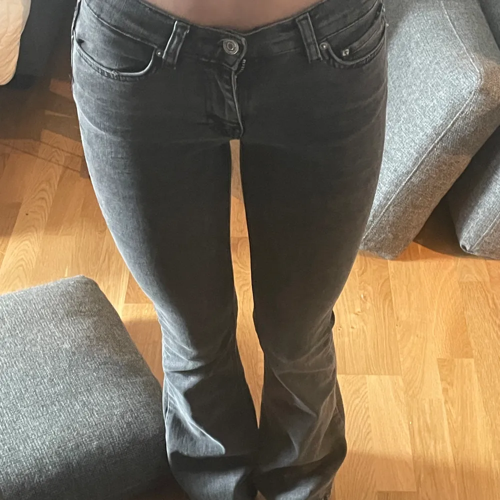 Superfina low waisted bootcut jeans från Gina tricot i storlek 32, köpt för 500kr men endast använda en kväll i några timmar så som nya!. Jeans & Byxor.