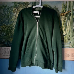 Weekday Hoodie  - Mörkgrön Weekday Hoodie, använd fåtal gånger.