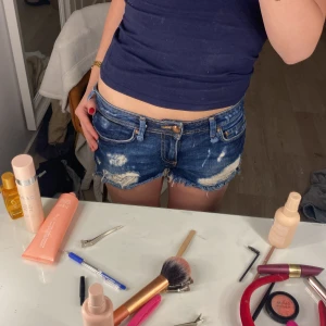 Blå jeansshorts - Blå jeansshorts ifrån bershka. I storlek 34 men passar mig perfekt som har 36/S 💕