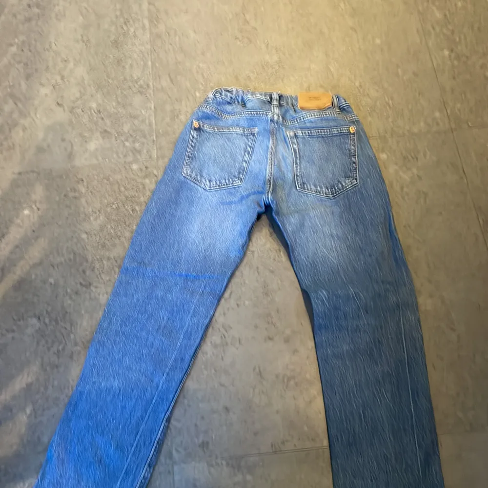 Säljer dessa jeans som är i bra skick. De kostar egentligen 400 kr men jag säljer för 100 kr. De är äkta, kontakta om du är intresserad.. Jeans & Byxor.