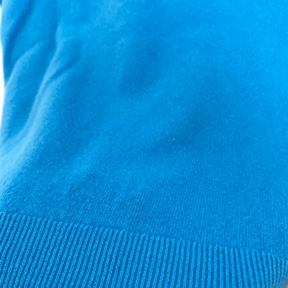 Helt oanvänd och ren, jättesöt och luftig blå tröja. Står inte storlek, med materialet är stretchigt så den passar de flesta.. Tröjor & Koftor.