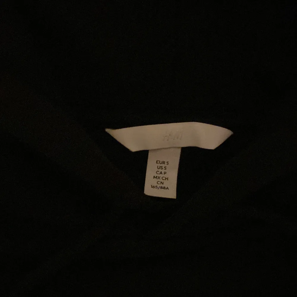 Basic svart hoodie i nyskick . Köpt ifrån H&M i storlek S .. Hoodies.