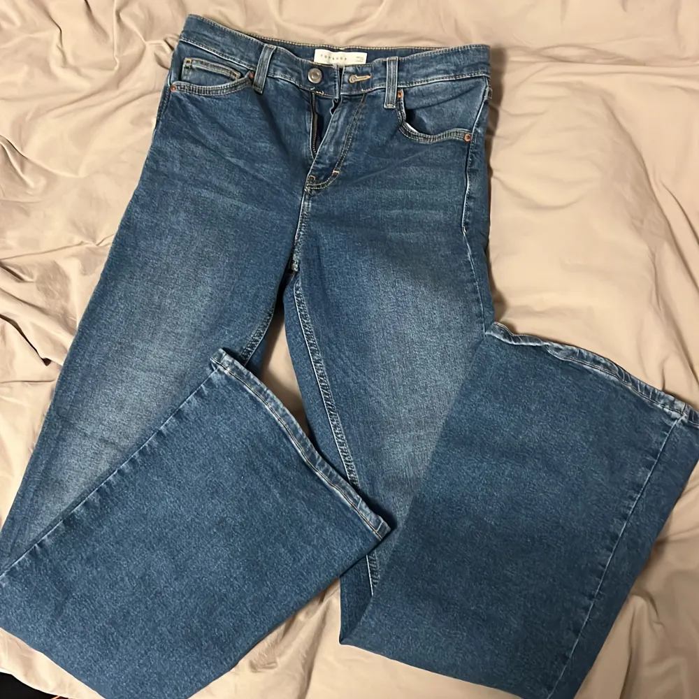 ”Jamie Flare” Bootcut jeans från Topshop. De är mörkblåa. Har ingen bra bild med dem på men sitter som en smäck! Väldigt bra skick! W28/71cm (i midjan) L32/81cm långa. Jeans & Byxor.