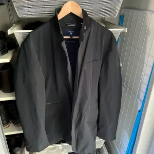 The Uptown Jacket från GANT. Knappt använd och ser ut som helt ny. Nypris 4000 kr och säljes för 800 kr.