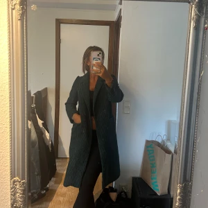 Mörkgrön Manchester kappa - Mörkgrön kappa i Manchester material. Så så fin men används sällan:) I nyskick! Storlek 34, säljes för 200kr.