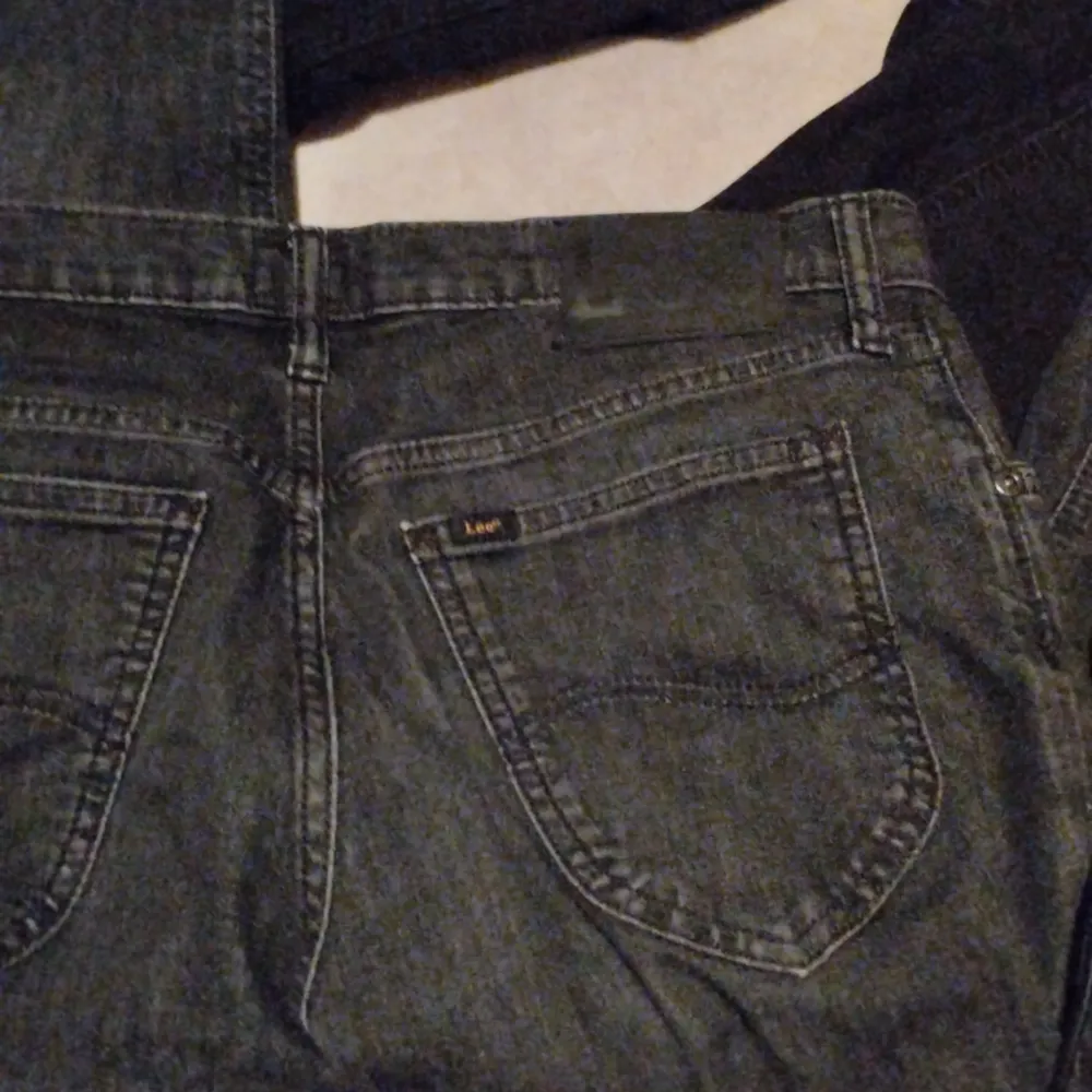Säljer 3 stycken jeans från Lee, alla 3 för 1000kr och en för 400kr.  Dem svarta är i storlek W29 L32, den andra är W28 L30. Den gråa är i W29 L32. Skriv privat om du har mer frågor. Jeans & Byxor.
