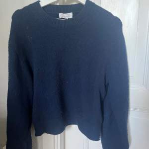 Mörkblå stickad tröja från &other storkens. Ordinarie pris är 490 kr men säljer för 250 kr då tröjan inte passar längre. Storlek S och i bra skick💓