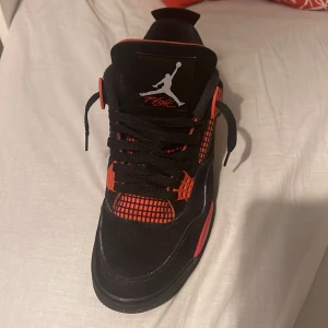 Jordan 4  - Jordan 4 Thunder red äkta knappt använda.pris kan diskuteras vid snabb affär