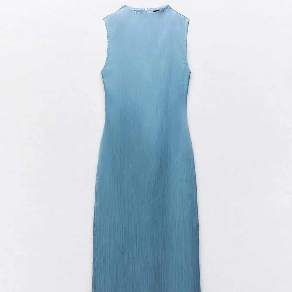Superfin blå silkesklänning säljer helt oanvänd med prislapp kvar. Superfin till sommaren eller mösspåtagning/ bröllopsfest 💞 Storlek xs. Nypris 399kr. Klänningar.