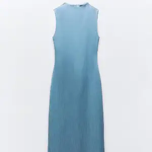 Superfin blå silkesklänning säljer helt oanvänd med prislapp kvar. Superfin till sommaren eller mösspåtagning/ bröllopsfest 💞 Storlek xs. Nypris 399kr