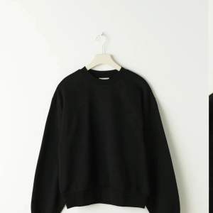 En jätte fin svart sweatshirt som aldrig använts, nypris 260 o priset kan diskuteras💝
