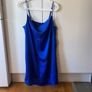 Blå satinklänning från Vera Moda  - Helt oanvänd blå satinklänning från Vera Moda. Det är strl M. 