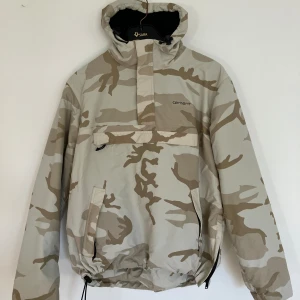 Carhartt Anorak - Storlek L. Vinterfodrad, vindtät. Perfekt till vardags eller i skidbacken. Blixtlås på sidorna för genomdrag.