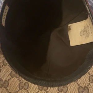 Gucci keps  - Säljer denna för har tröttnat sönder på denna och säljer den för ett skönt pris.  Byten går också mot en King Snake eller tiger.