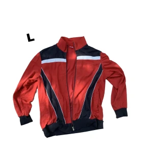 Fet Retro Kofta - Röd retro kofta köpt på vintage affär. Sitter som L. Pris kan även diskuteras skriv bara!  Inget märke på lappen