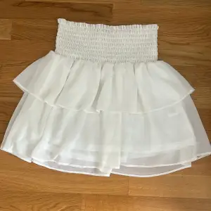 Säljer denna super söta kjol då den inte kommer till någon användning💗💗💗