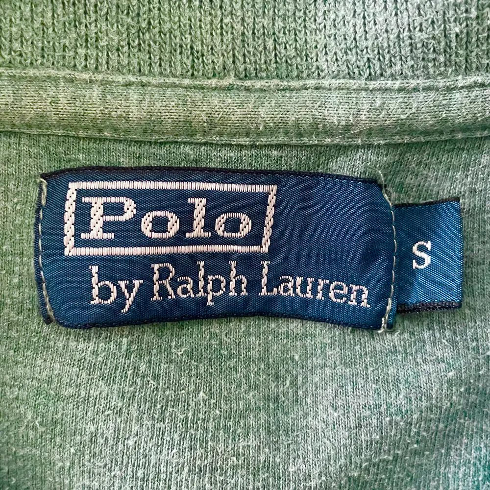 Grön och skön kvartszip från Ralph Lauren, endast använd ett fåtal gånger. Skriv gärna om ni undrar över något, tex mått.. Tröjor & Koftor.