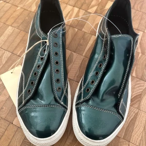 Matthew Williamson Sneakers  - Matthew Williamson Sneakers  Oanvända, grön metallic, 500kr, köparen står för frakt!