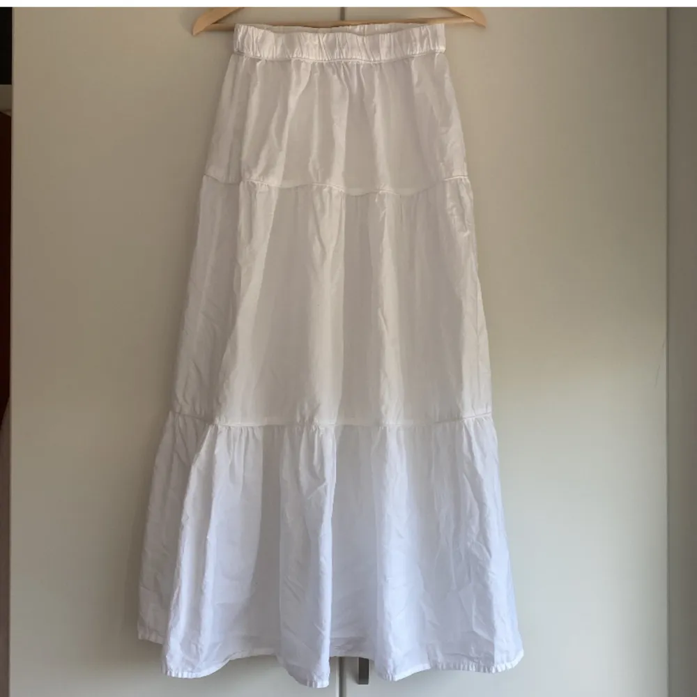 Super fin lång kjol från Gina Tricot. Köpt förra sommaren så finns inte kvar på hemsidan. Cirka 90 cm lång. Går att ha både låg- och högmidjad. Fint skick. Nypris 399 kr. Kjolar.
