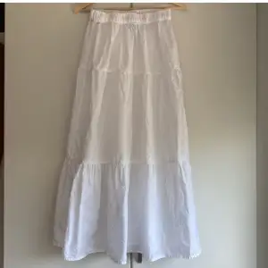Super fin lång kjol från Gina Tricot. Köpt förra sommaren så finns inte kvar på hemsidan. Cirka 90 cm lång. Går att ha både låg- och högmidjad. Fint skick. Nypris 399 kr
