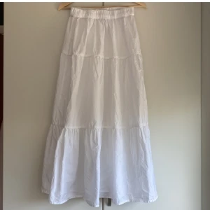 Kjol - Super fin lång kjol från Gina Tricot. Köpt förra sommaren så finns inte kvar på hemsidan. Cirka 90 cm lång. Går att ha både låg- och högmidjad. Fint skick. Nypris 399 kr
