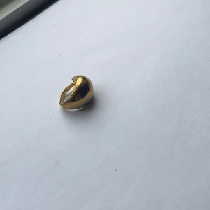 Ring - Pilgrim ring i guld som är justerbar och jättefin 😊 vill sälja snabbt
